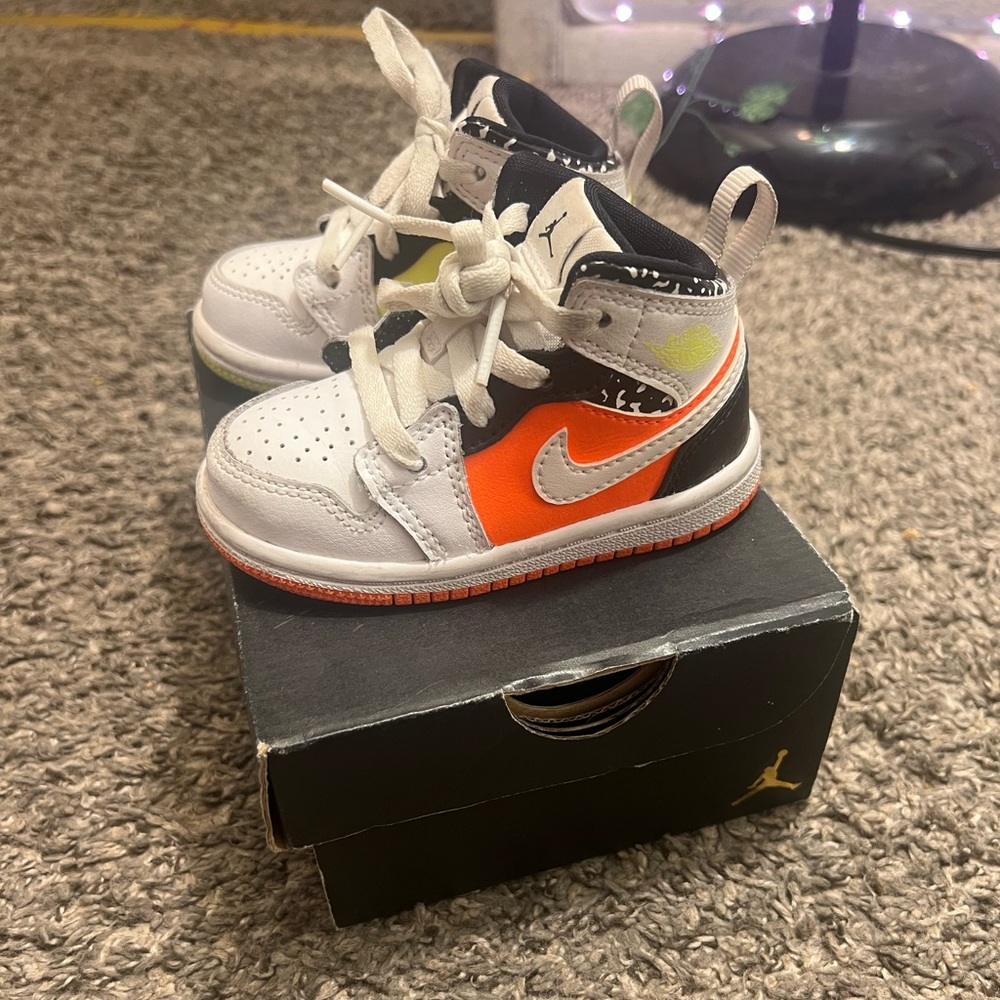 Used Jordan 1s - Picture 2 of 3